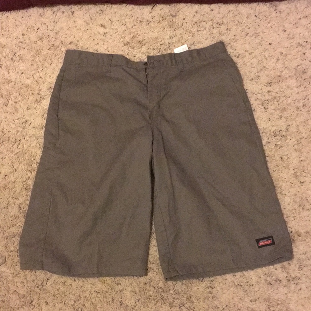 Lot of 5 pairs of Dickies shorts.